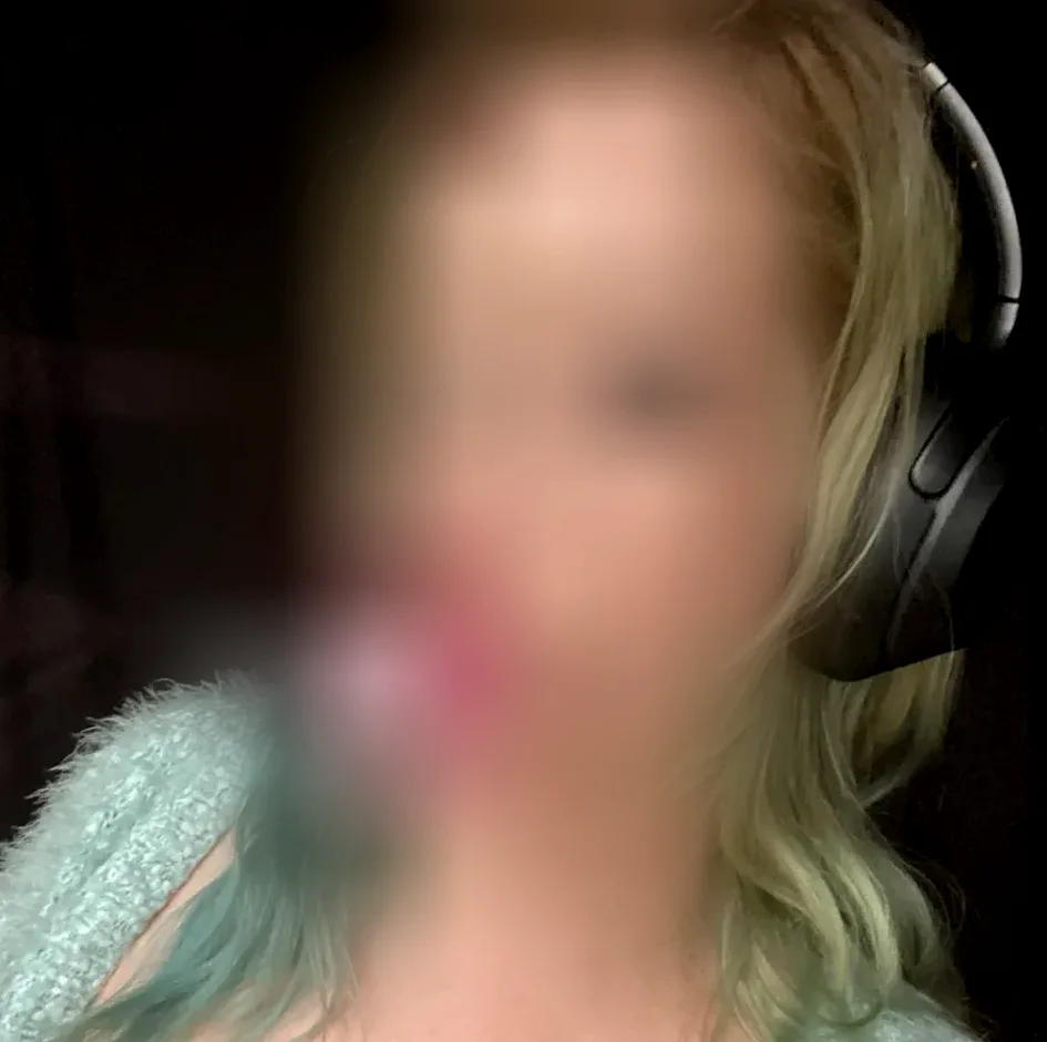 Elisabeth, 35