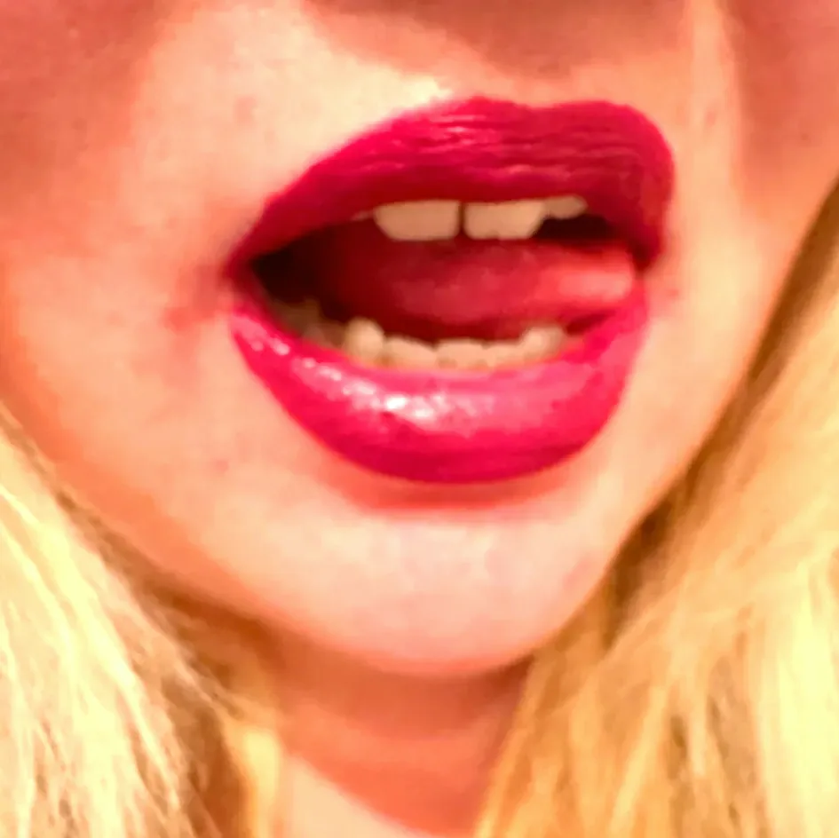 Eva, 24