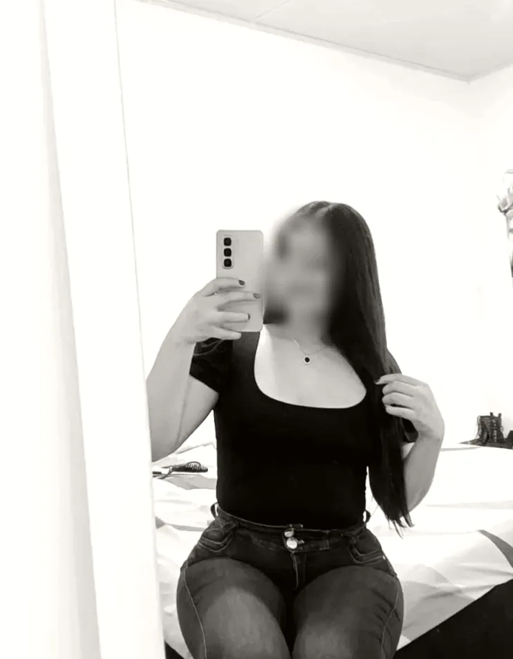 Julia, 24