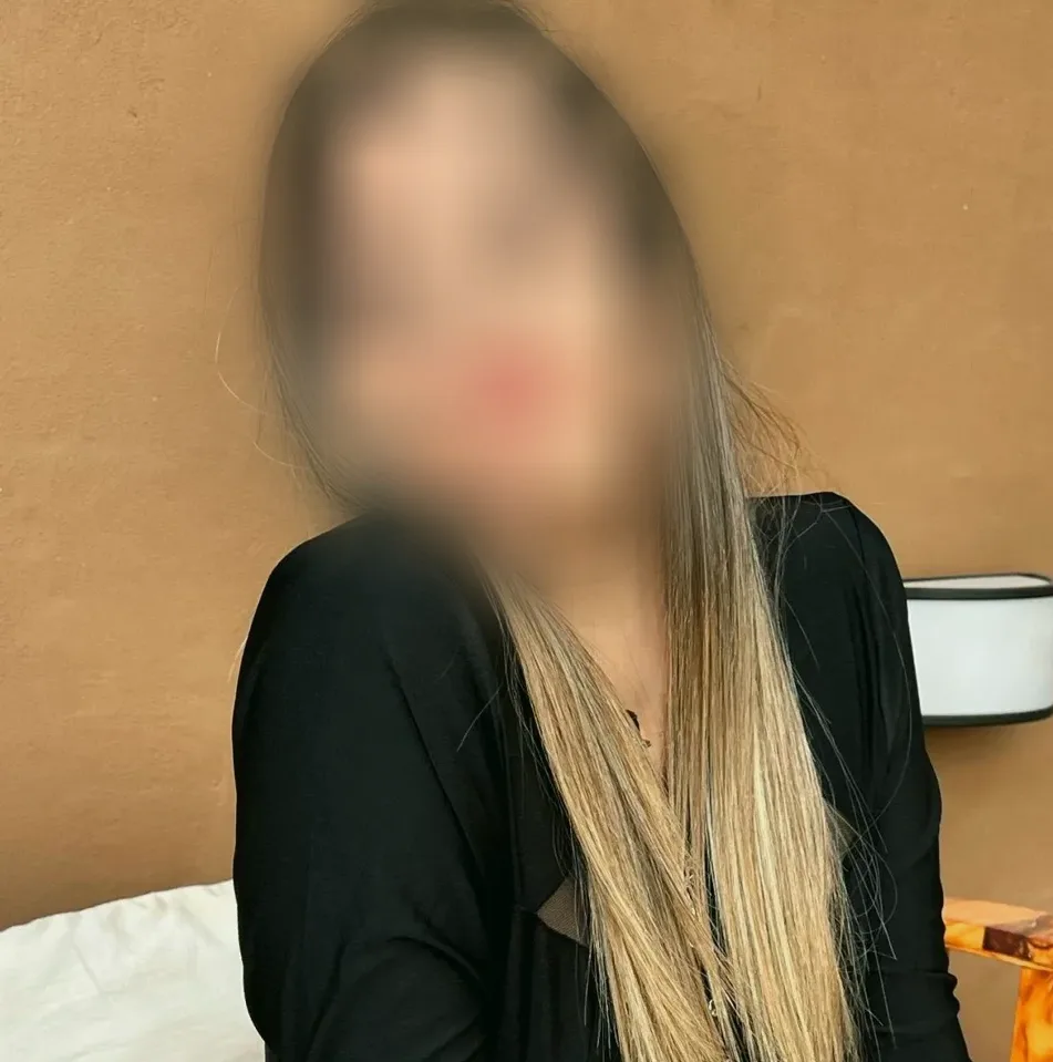 Rosa, 28