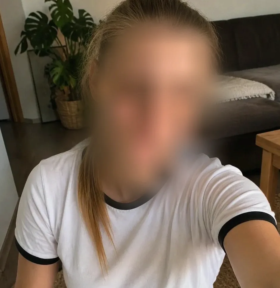 Zeynep, 21
